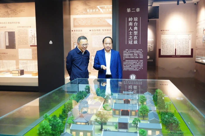 右副校長(zhǎng)曾繁詩(shī)-左賴永生-在校史館(1).JPG